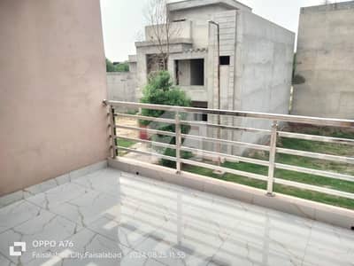 خیابان کالونی 2 فیصل آباد میں 5 کمروں کا 11 مرلہ مکان 3.75 کروڑ میں برائے فروخت۔