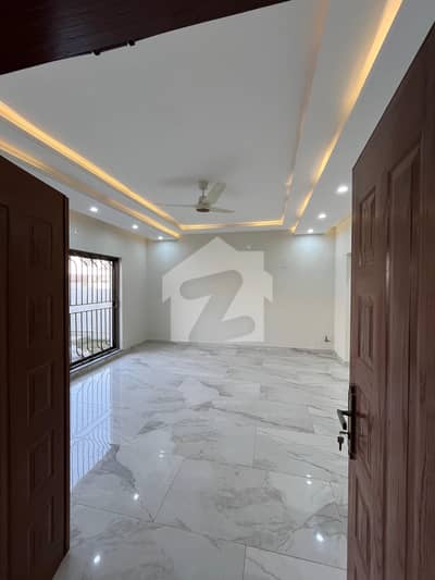 15 MARLA BRAND NEW 5 BEDROOM HOUSE AVAILABLE FOR RENT ( NEAR TO PARK & MARKET KFC MACDONALD )