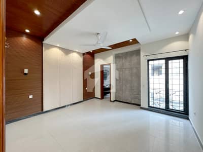 10 Marla Park Facing Next to Corner Full Basement Used House For Sale in Lake City Sector M-2A 10 Marla Park Facing Next to Corner Full Basement Used House For Sale in Lake City Sector M-2A