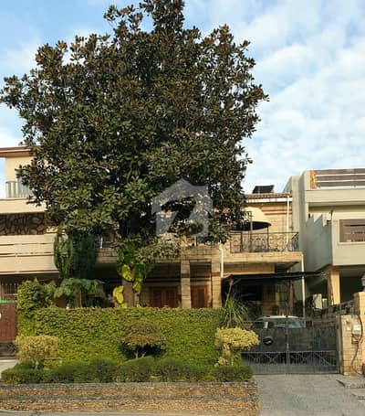 Open-Face Sun-Facing 5 Bed House Main Road, G-8/2 Facing Green Belt