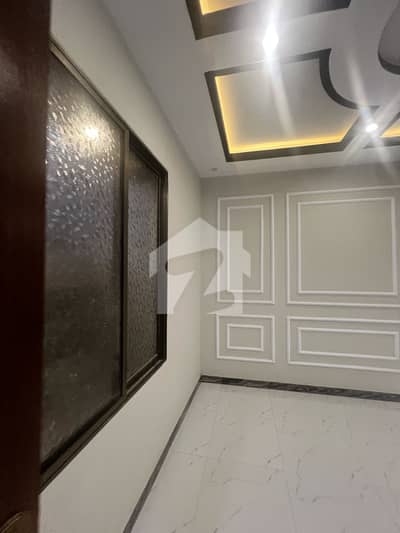 زینت آباد سکیم 33,کراچی میں 5 مرلہ Studio مکان 2.95 کروڑ میں برائے فروخت۔