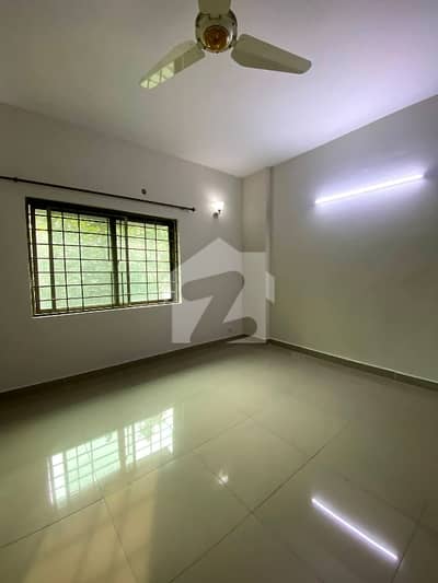10 MARLA 3 BEDROOMS APARTMENT AVAILABLE FOR RENT
