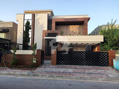 ONE KANAL LUXURY DESIGNER HOUSE FOR SALE AT PRIME LOCATION OWNER SELF BUILT CONSTRUCTION!