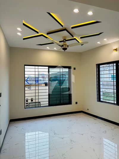 5.5 Marla Slightly Used House For Sale At Ideal Location 40 Feet Street