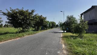 1 KANAL PLOT FOR SALE ON HOT LOCATION NEAR PARK AND MOSQUE