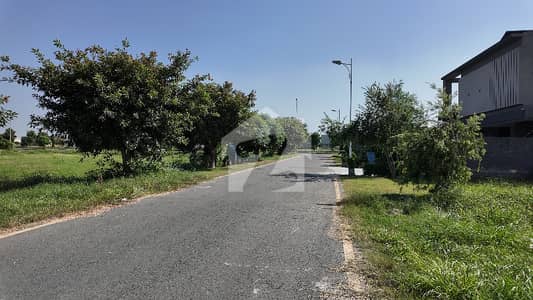 1 KANAL PLOT FOR SALE ON HOT LOCATION NEAR PARK AND MOSQUE