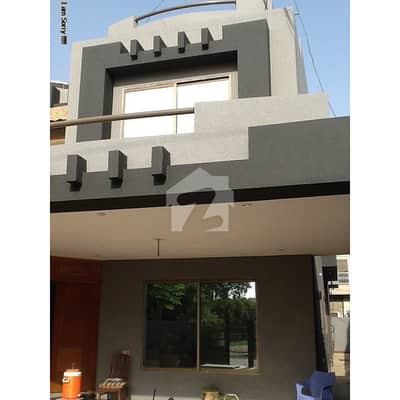 جوہر ٹاؤن لاہور میں 5 کمروں کا 1 کنال مکان 6.25 کروڑ میں برائے فروخت۔