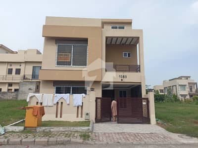 بحریہ ٹاؤن فیز 8 ۔ بلاک ایم بحریہ ٹاؤن فیز 8,بحریہ ٹاؤن راولپنڈی,راولپنڈی میں 4 کمروں کا 5 مرلہ مکان 2.2 کروڑ میں برائے فروخت۔ بحریہ ٹاؤن فیز 8 ۔ بلاک ایم بحریہ ٹاؤن فیز 8,بحریہ ٹاؤن راولپنڈی,راولپنڈی میں 4 کمروں کا 5 مرلہ مکان 2.2 کروڑ میں برائے فروخت۔