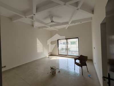1 KANAL BUEATIFULL UPPER PORTION AVAILABLE FOR RENT