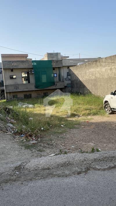 Corner Residential Plot Sized 7 Marla In Pakistan Town - Phase 1