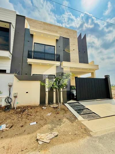 8 Marla Modern 6 Bed Rooms House For Sale