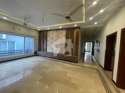 brand New 1 kanal upper portion available for rent in rezinable price and prime location