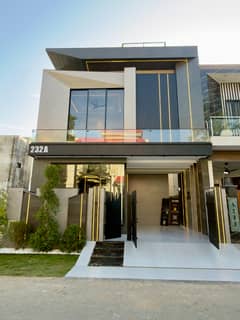 5 MARLA BRAND NEW DESIGNER VILLA TOP LOCATION