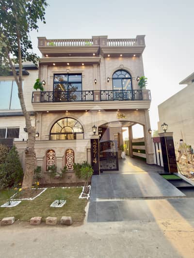 5 MARLA DESIGNER VICTORIAN VILLA TOP LOCATION