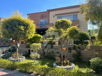 6 Bed Lavish Villa With Front Back Lawn 6 Bed Lavish Villa With Front Back Lawn