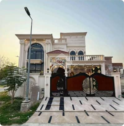 رائل آرچرڈ ملتان پبلک سکول روڈ,ملتان میں 5 کمروں کا 10 مرلہ مکان 3.75 کروڑ میں برائے فروخت۔