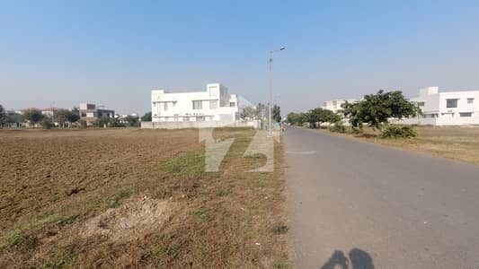 ڈی ایچ اے فیز 8 - بلاک وی فیز 8,ڈیفنس (ڈی ایچ اے),لاہور میں 2 کنال رہائشی پلاٹ 8.76 کروڑ میں برائے فروخت۔