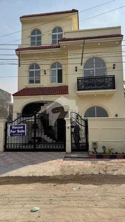 آئی ۔ 11 اسلام آباد میں 5 کمروں کا 6 مرلہ مکان 4.6 کروڑ میں برائے فروخت۔