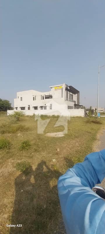 ڈی ایچ اے فیز 8 ڈیفنس (ڈی ایچ اے),لاہور میں 1 کنال رہائشی پلاٹ 2.75 کروڑ میں برائے فروخت۔