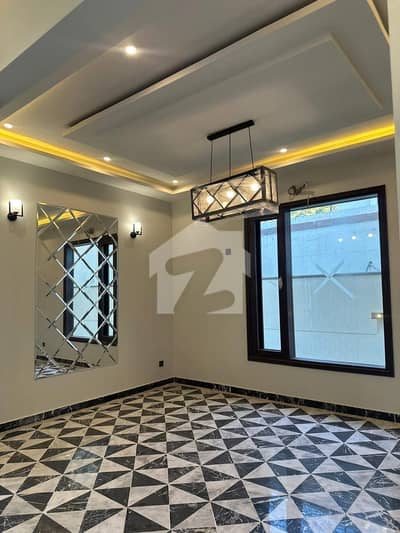 ڈی ایچ اے فیز 8 ڈی ایچ اے ڈیفینس,کراچی میں 6 کمروں کا 1 کنال مکان 21.5 کروڑ میں برائے فروخت۔