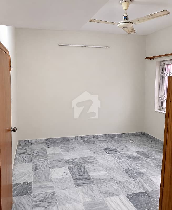 Flat available for family and job professionals Flat available for family and job professionals