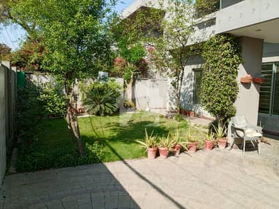 60 MARLA DEMOLISH TYPE HOUSE IDEAL LOCATION 100% INVESTMENT OPPORTUNITY GATED COMMUNITY