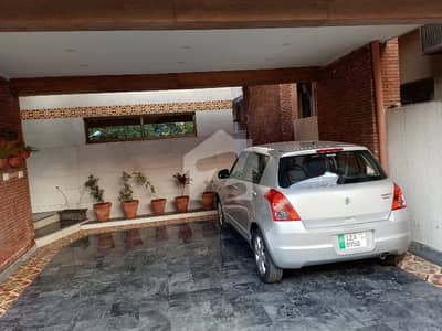 کینٹ لاہور میں 5 کمروں کا 1 کنال مکان 3.9 لاکھ میں کرایہ پر دستیاب ہے۔