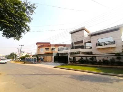 ویلینشیاء ۔ بلاک کے ویلینشیاء ہاؤسنگ سوسائٹی,لاہور میں 6 کمروں کا 1 کنال مکان 8.5 کروڑ میں برائے فروخت۔