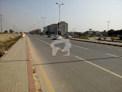 لیک سٹی میڈوز لاہور میں 8 مرلہ کمرشل پلاٹ 6.5 کروڑ میں برائے فروخت۔