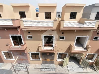 سبزہ زار سکیم لاہور میں 4 کمروں کا 3 مرلہ مکان 1.7 کروڑ میں برائے فروخت۔
