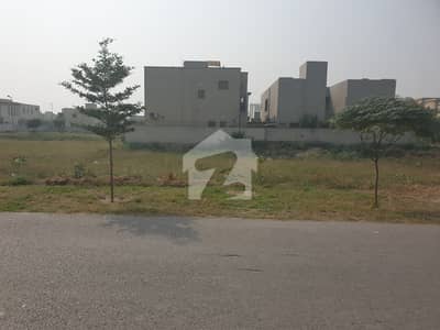 ڈی ایچ اے فیز 7 - بلاک ایکس فیز 7,ڈیفنس (ڈی ایچ اے),لاہور میں 1 کنال رہائشی پلاٹ 4.65 کروڑ میں برائے فروخت۔