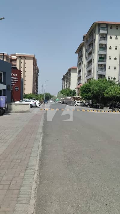 عسکری 10 - سیکٹر ایف عسکری 10,عسکری,لاہور میں 3 کمروں کا 10 مرلہ فلیٹ 4.05 کروڑ میں برائے فروخت۔