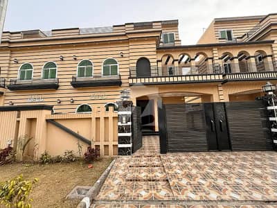 سٹی ہاؤسنگ سوسائٹی سیالکوٹ میں 5 کمروں کا 10 مرلہ مکان 2.75 کروڑ میں برائے فروخت۔
