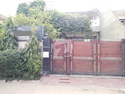 سبزہ زار کالونی ملتان میں 4 کمروں کا 11 مرلہ مکان 2.5 کروڑ میں برائے فروخت۔