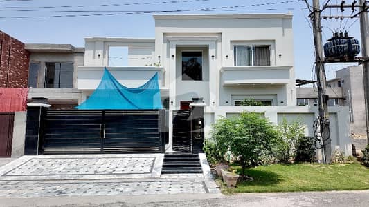 Prime Location In Beacon House Society - Block A Of Lahore, A 1 Kanal House Is Available
