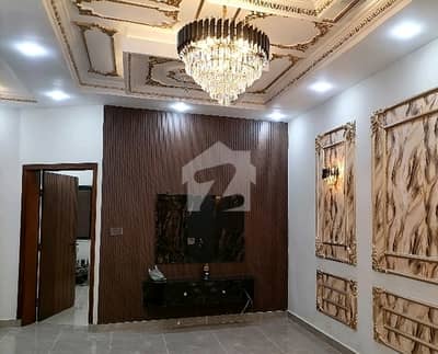 علامہ اقبال ٹاؤن لاہور میں 6 کمروں کا 5 مرلہ مکان 3.75 کروڑ میں برائے فروخت۔