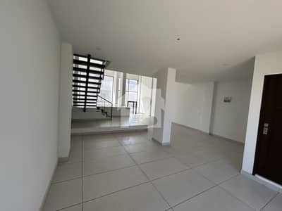 Showroom Available For Rent In 400 Yards Project