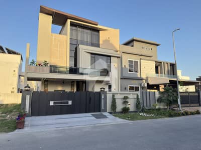 سٹی ہاؤسنگ سوسائٹی گوجرانوالہ میں 6 کمروں کا 10 مرلہ مکان 4.6 کروڑ میں برائے فروخت۔