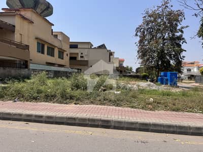 Very Prime Location Croner Plot For Sale