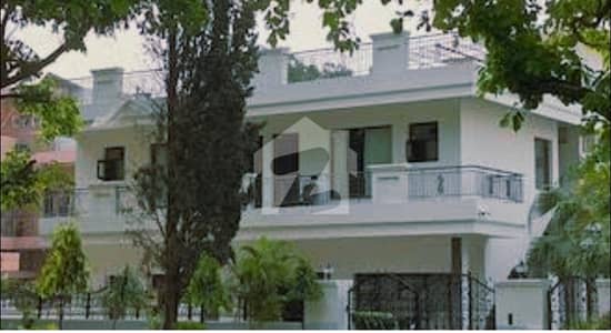 حیات آباد فیز 2 حیات آباد,پشاور میں 10 کمروں کا 4 کنال مکان 23.0 کروڑ میں برائے فروخت۔
