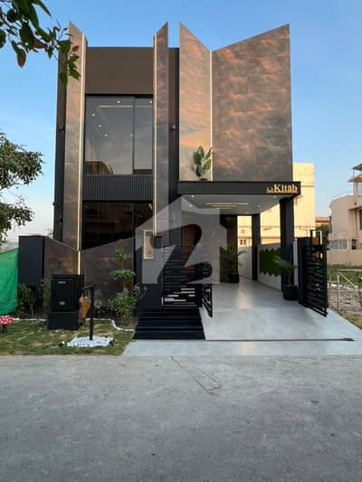 ڈی ایچ اے 9 ٹاؤن ڈیفنس (ڈی ایچ اے),لاہور میں 3 کمروں کا 5 مرلہ مکان 2.55 کروڑ میں برائے فروخت۔