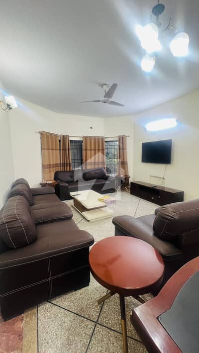 F-11 UPPER PORTION FOR RENT EXCELLENT 500 SQY UPPER PORTION PROPER AND MODERN FITTINGS, MARBLED FLOORING 3 BEDROOMS, 3 ATTACHED BATHROOMS TV LOUNGE, DRAWING DINING, 1 KITCHEN