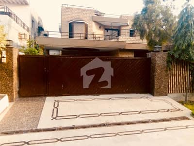 ڈی ایچ اے فیز 3 - بلاک ڈبلیو فیز 3,ڈیفنس (ڈی ایچ اے),لاہور میں 5 کمروں کا 1 کنال مکان 8.4 کروڑ میں برائے فروخت۔
