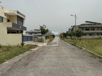 LOOKING FOR A 30X60 PLOT FOR SALE