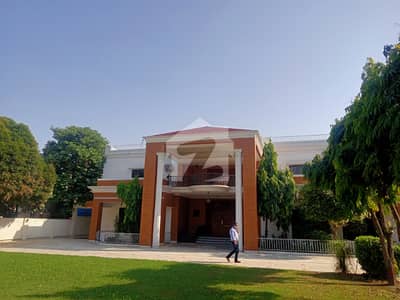 گلبرگ لاہور میں 7 کمروں کا 3 کنال مکان 10.5 لاکھ میں کرایہ پر دستیاب ہے۔