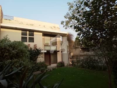 گلبرگ لاہور میں 4 کمروں کا 12 مرلہ مکان 1.85 لاکھ میں کرایہ پر دستیاب ہے۔