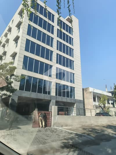 مین بلیوارڈ گلبرگ گلبرگ,لاہور میں 4 کمروں کا 5 کنال عمارت 30.0 لاکھ میں کرایہ پر دستیاب ہے۔