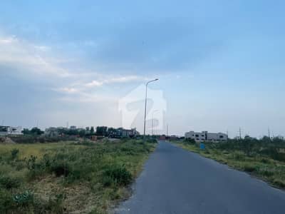 ڈی ایچ اے فیز 8 ڈیفنس (ڈی ایچ اے),لاہور میں 1 کنال رہائشی پلاٹ 4.1 کروڑ میں برائے فروخت۔
