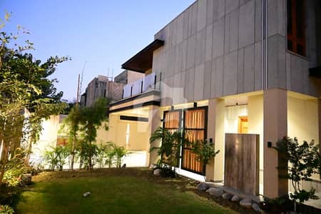 1000 Yards Brand Ultra Modern Designer House For Sale