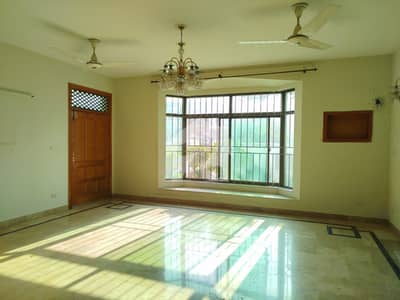 ایف ۔ 11 اسلام آباد میں 5 کمروں کا 1 کنال مکان 18.5 کروڑ میں برائے فروخت۔